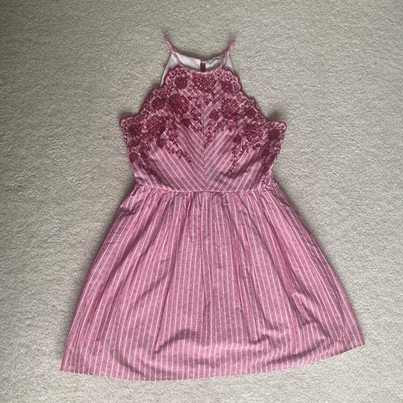 Charlotte Russe Pink Halter Dress with Floral Embroidery - Picture 3 of 8